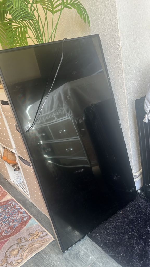 42” Finlux Smart TV with remote 