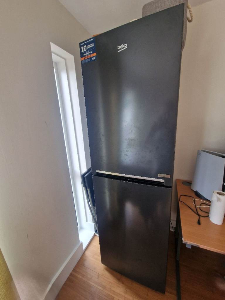 Beko Freestanding Fridge Freezer – Black, Good Condition