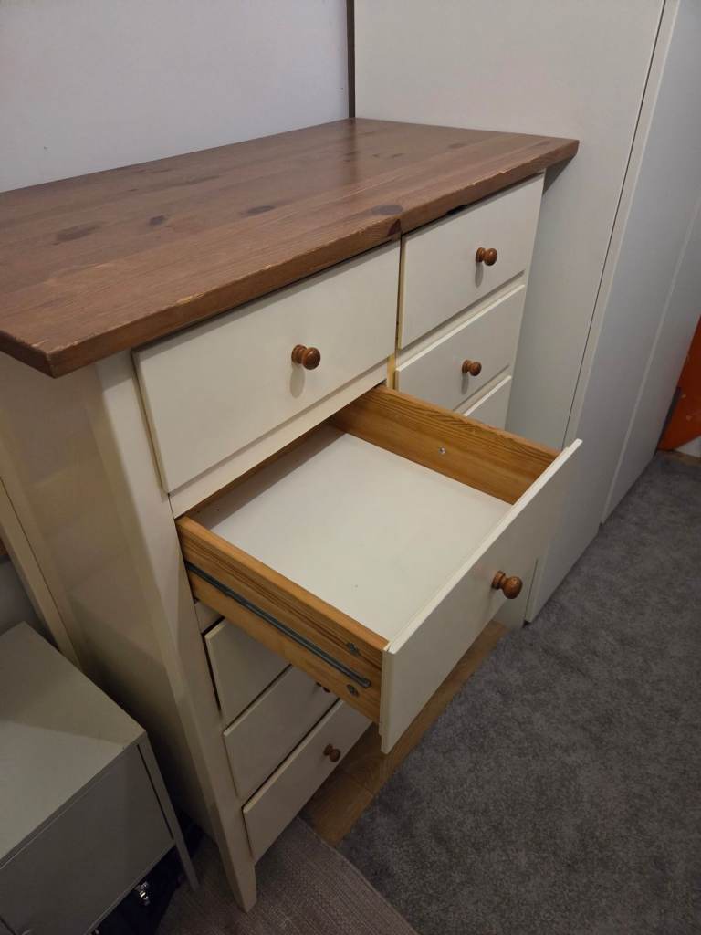 Chest of drawers 