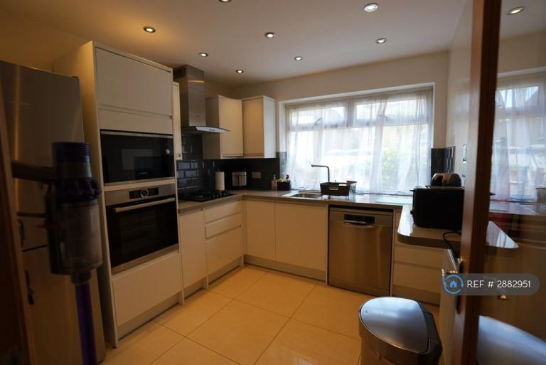 2 bedroom flat in Linden Way, London, N14 (2 bed) (#2882951)