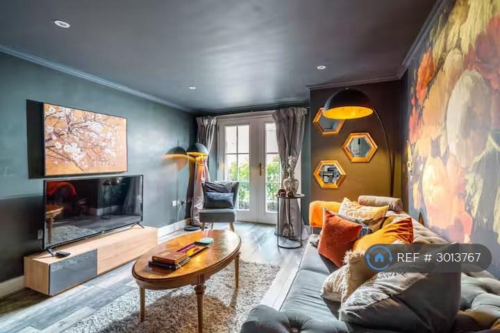 2 bedroom flat in Greyhound Road, Barons Court, W14 (2 bed) (#3013767)