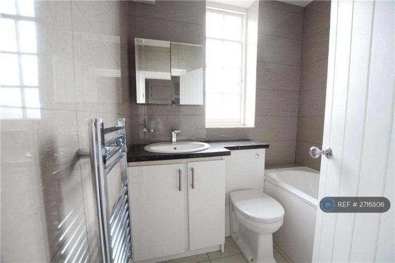 2 bedroom flat in Lawn Road, Guildford, GU2 (2 bed) (#2716806)