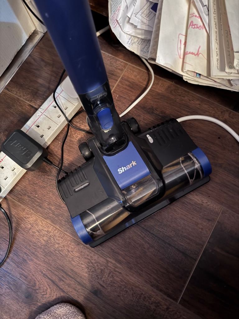 Shark Cordless Stick Vacuum Cleaner – 16m old