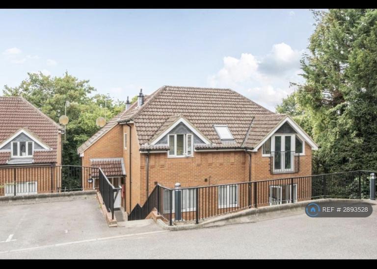 2 bedroom flat in Goodearl Court, High Wycombe, HP12 (2 bed) (#2893528)