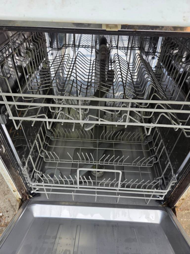 Free Dishwasher and washing machine both in working order