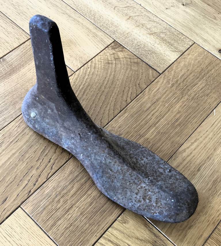VINTAGE COBBLER'S LAST CAST IRON FOOT WEIGHT KITCHEN DOORSTOP ANTIQUE KITCHENALIA RETRO INTERIOR OLD