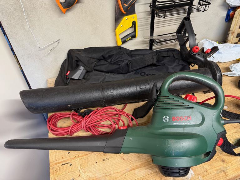 Bosch UniversalGardenTidy 3000 Corded 3000W Mains fed Garden blower & vacuum