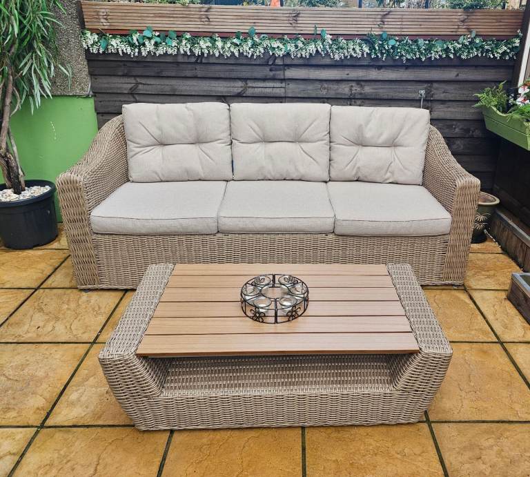 Conservatory / Garden Rattan Sofa and table