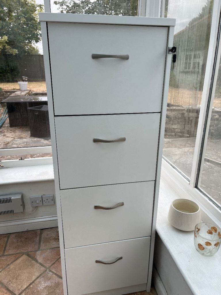 White 4 drawer lockable filing cabinet – Good Condition