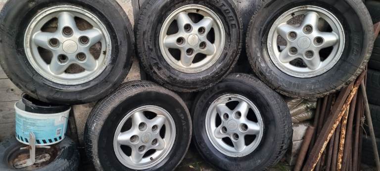 Landrover Discovery Defender Range Rover 5 spoke alloy wheels with good Bridgestone tyres