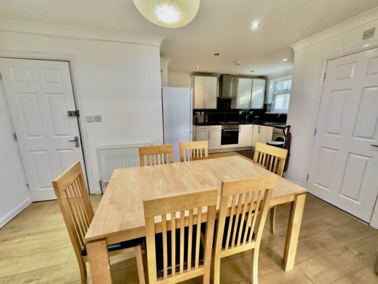 Converted 1st Floor 3DBed Flat Shower Open Kitchen Dining Sitting Garden VeryNearTubeBusShops 