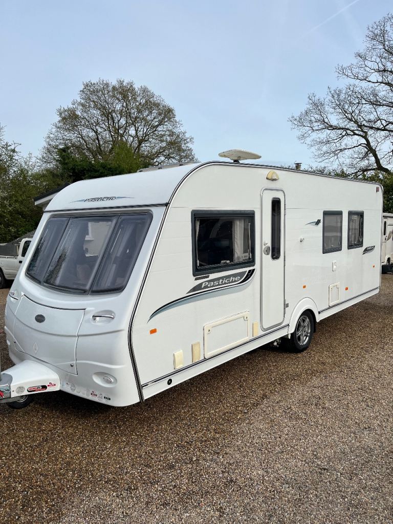 Coachman pastiche island bed