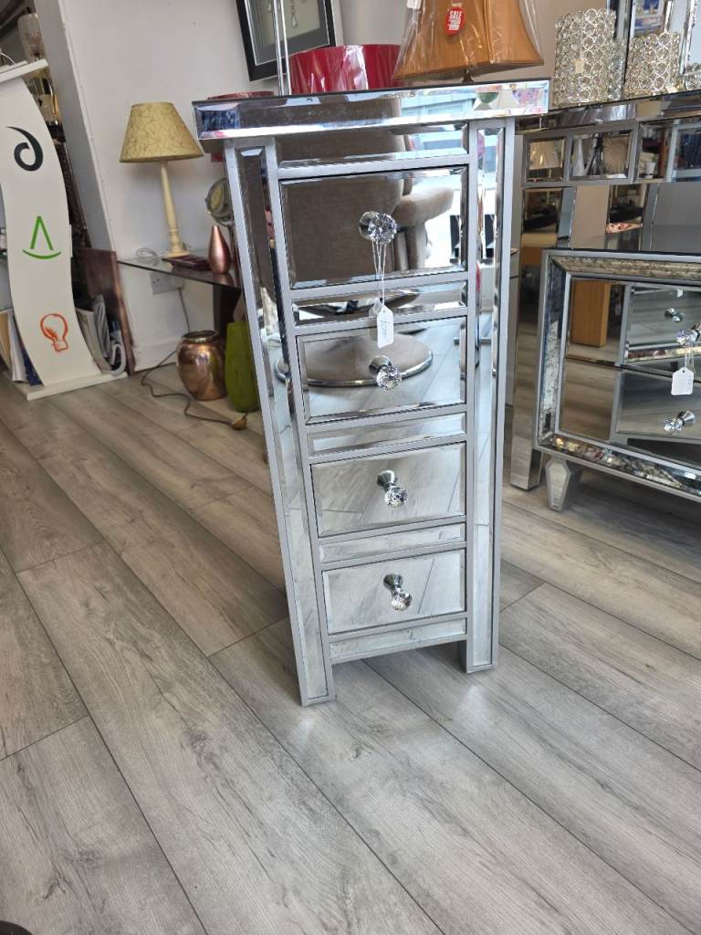 Four drawer mirrored unit
