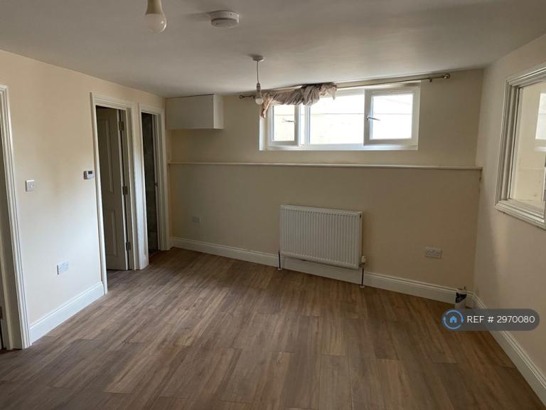 2 bedroom flat in Lower Range Road, Gravesend, DA12 (2 bed) (#2970080)