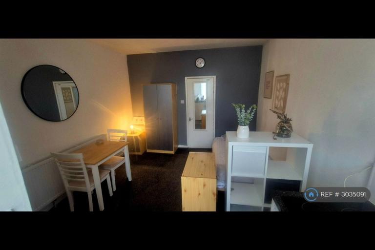 Studio flat in Moorside Road, Swinton, Manchester, M27 (#3035091)