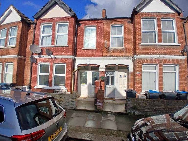 Newly Done Two Bedroom Maisonette next to Colliers Wood Station