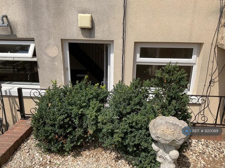 1 bedroom flat in Central Parade, Herne Bay, CT6 (1 bed) (#820089)