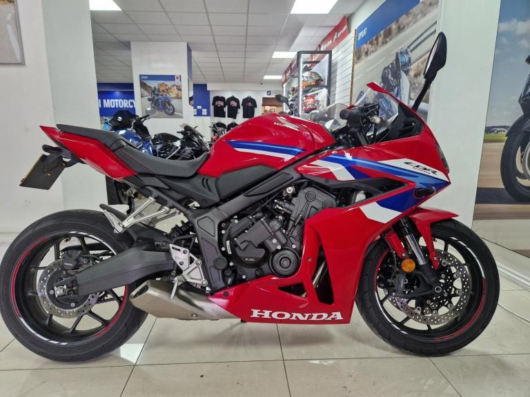 HONDA CBR 650 E-CLUTCH IN RED.