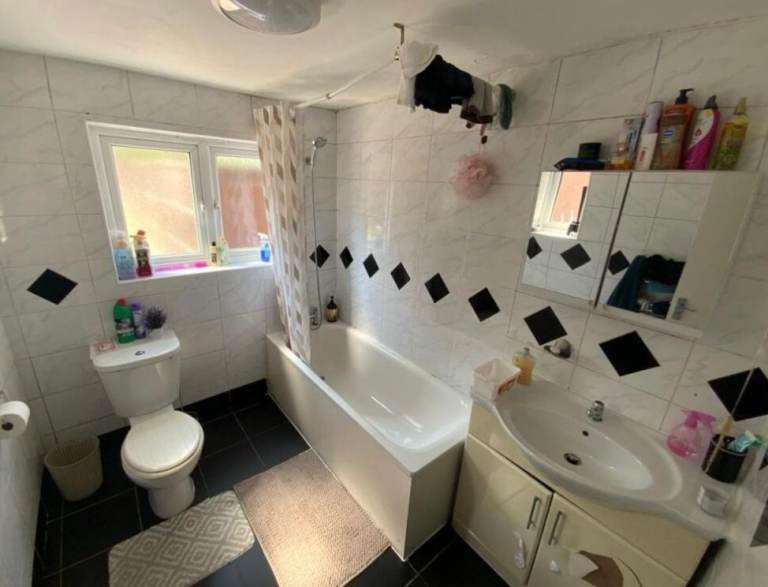 2 Bedrooms House