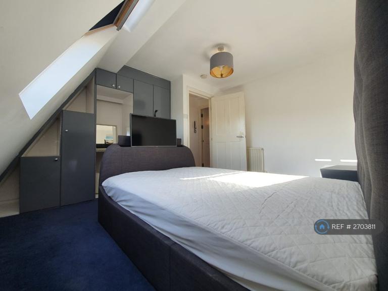 1 bedroom flat in Clapham, London, SW18 (1 bed) (#2703811)