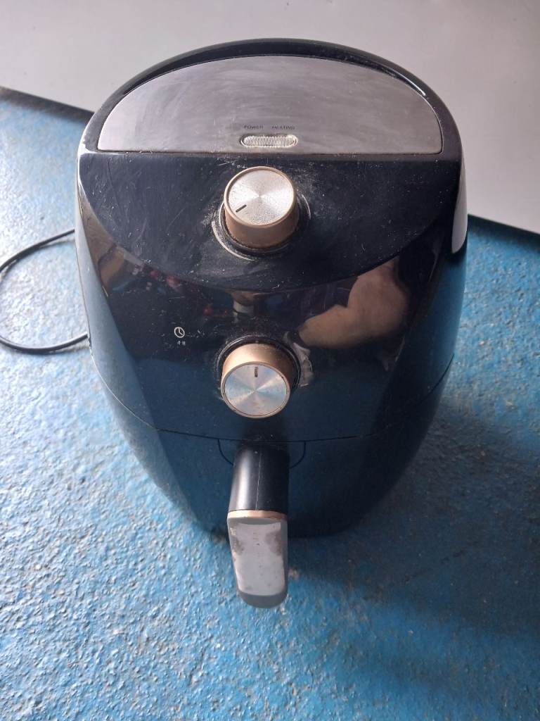 AIR FRYER 3.2 LITRE CAPACITY WORKS WELL £20 