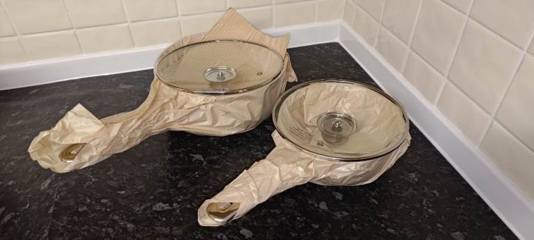 Pans set of 2 - NEW & WRAPPED