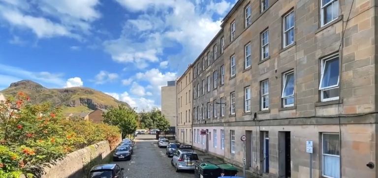Central Edinburgh studio flat to rent. 