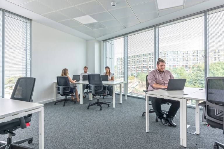 Sheffield - S1 2BJ \ Ready-to-Use Private Office for 4 Workstations