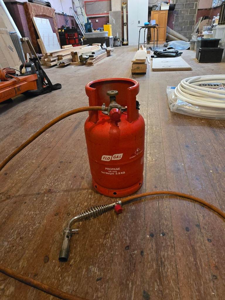 REDUCED Roofing torch with 3.9kg propane gas cylinder