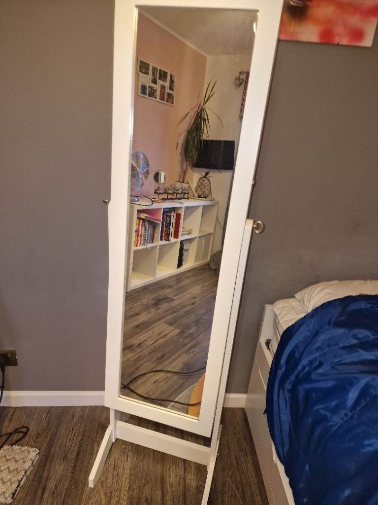 Mirror jewellery cabinet