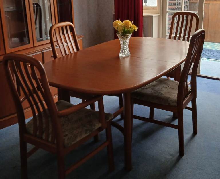 Wooden Extendable Dining Table and 6 Chairs – Good Condition