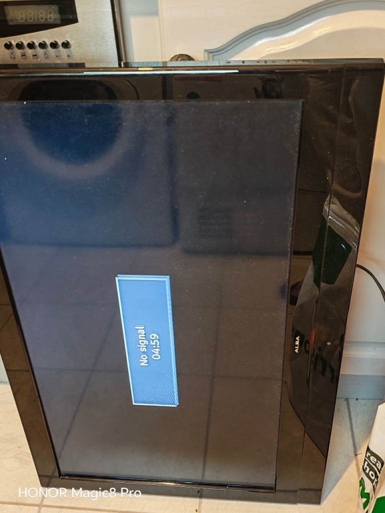 32 inch TV free to collect