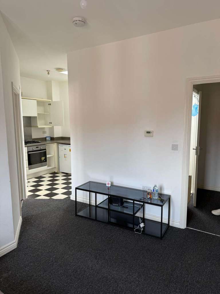 Modern 1 Bed Flat Bedroom to Rent in Binley - 19 mins walk to Cov City Centre / Train Station 