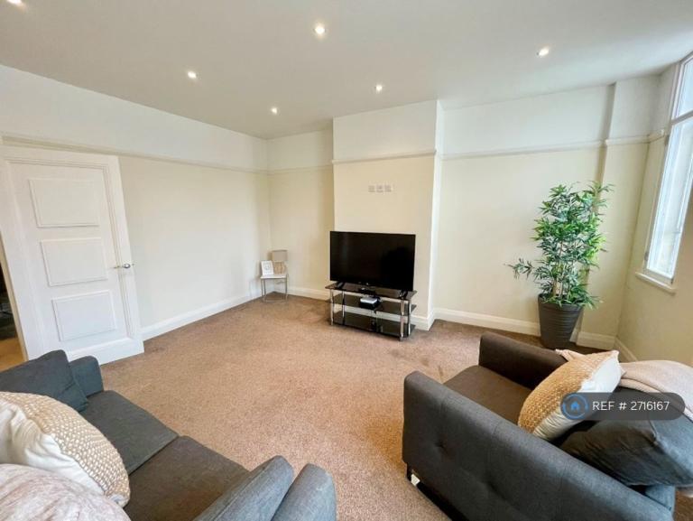 2 bedroom flat in Lord Street, Southport, PR8 (2 bed) (#2716167)