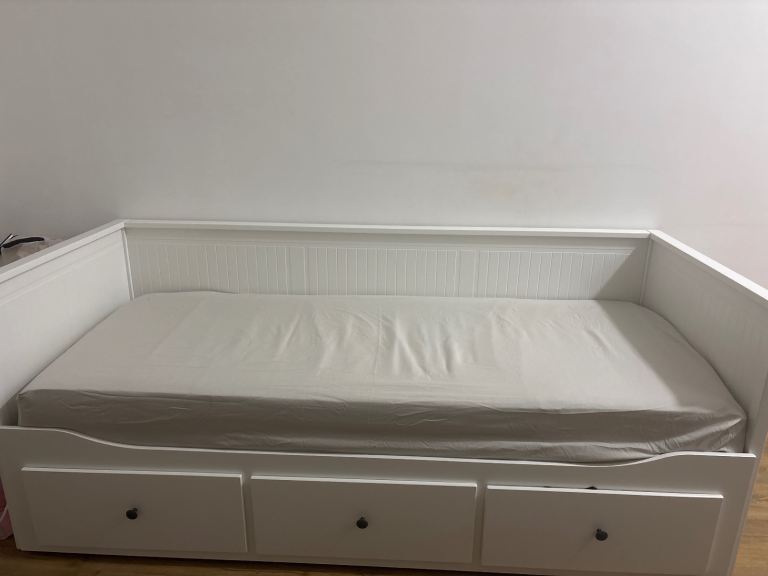 Ikea HEMNES day bed in pristine condition 