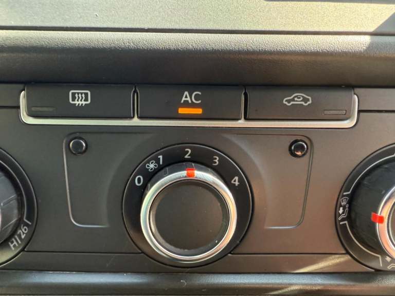 VOLKSWAGEN TRANSPORTER KOMBI 2.0 BiTDI T32 180 Bhp 2012