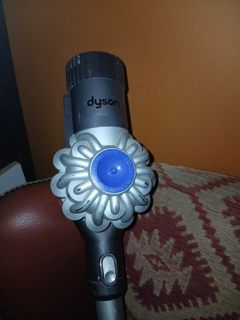 SOLD - Dyson V6 Vacuum Cleaner repair or spares