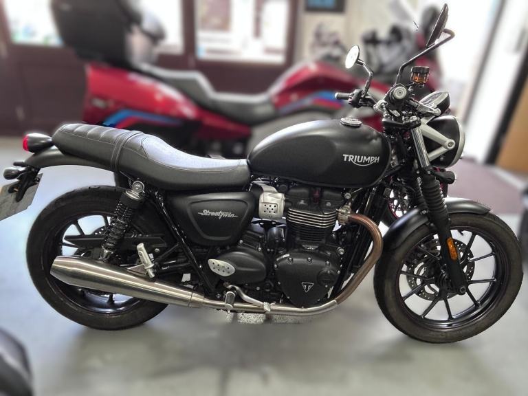 2018 Triumph Bonneville Street Twin 900 ABS Motorcycle Black