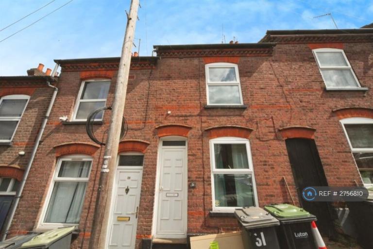 3 bedroom house in Tennyson Road, Luton, LU1 (3 bed) (#2756810)