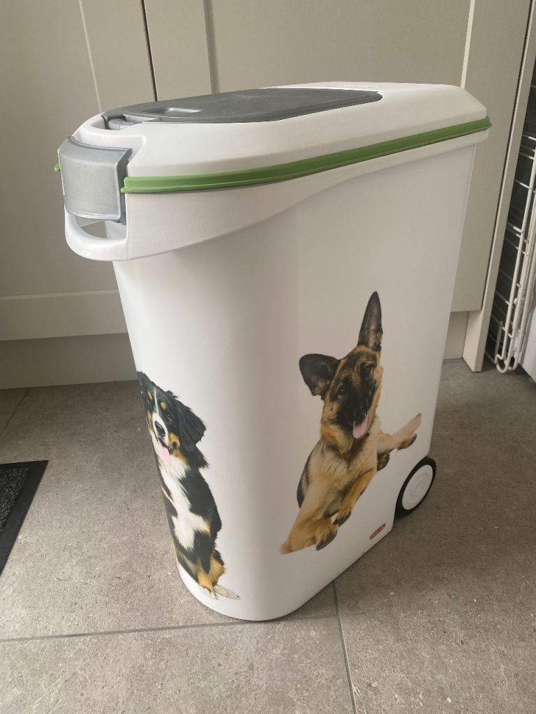 Large curver 20kg pet food storage bin with wheels