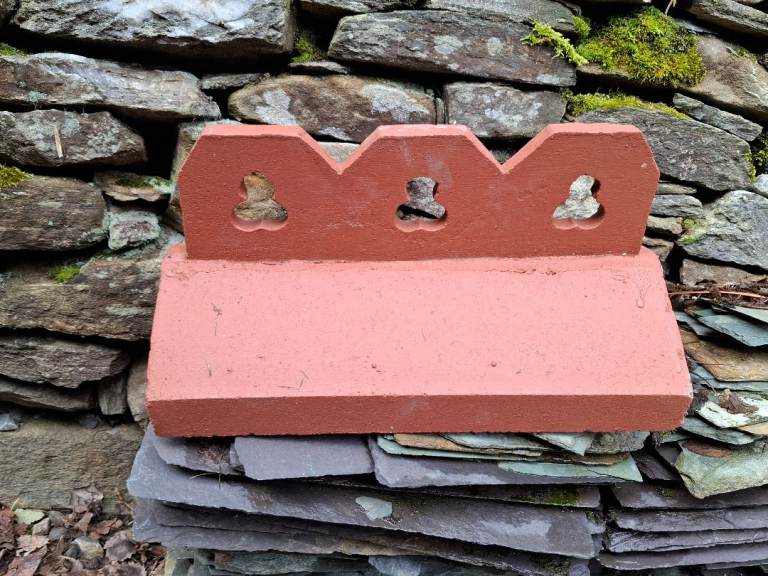 20 Concrete Russell Club-Crested Ridge Tiles - Terracotta