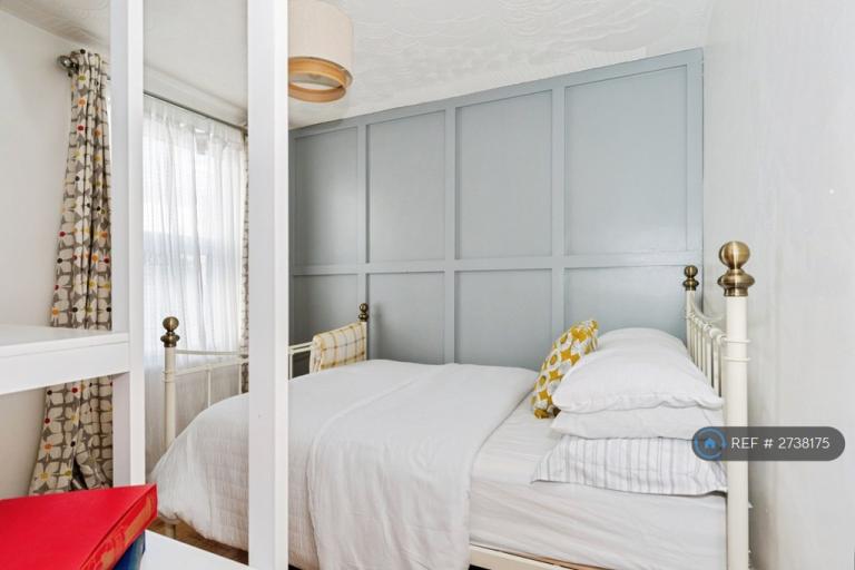 1 bedroom flat in Victoria Place, Plymouth, PL2 (1 bed) (#2738175)