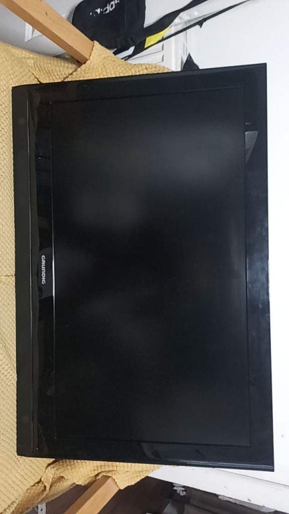 Grundig Black Flat Screen TV 37inch - Good Condition