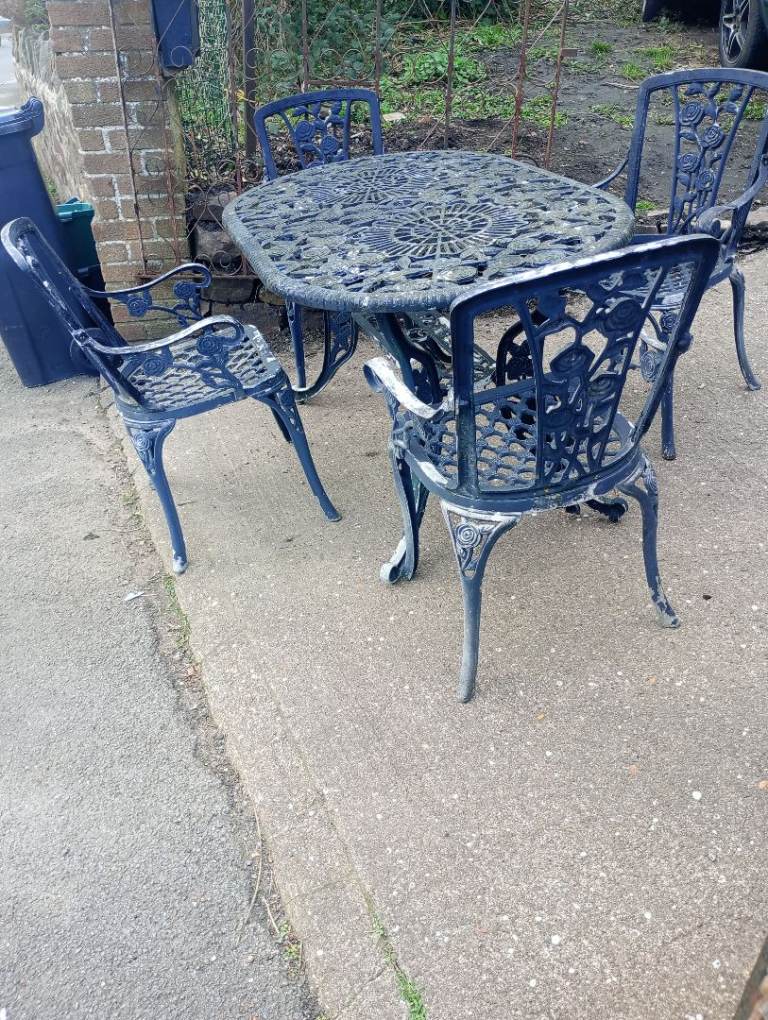 English Country Style Rose & Leaf Style Solid Cast Aluminium Garden Table & 4 Chair's 