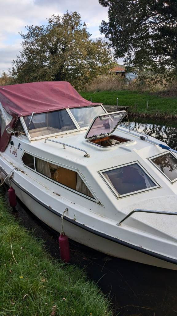 Dolphin 19 weekender boat, cruiser with Mercury 25 HP EFI electric start and electric tilt outboard