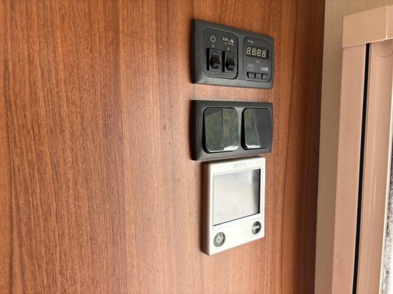 ELDDIS AFFINITY 530 - 3 BERTH CARAVAN + AIR CONDITIONING + MOTORMOVER