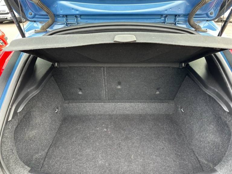 2016 Volvo V40 2.0 D2 R-Design Nav Hatchback 5dr Diesel Manual Euro 6 (s/s) (120 ps) Hatchback Di...