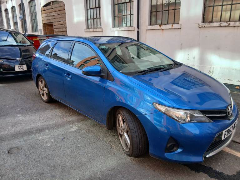 Toyota Auris Estate 2014 blue 1.6 petrol Breaking 