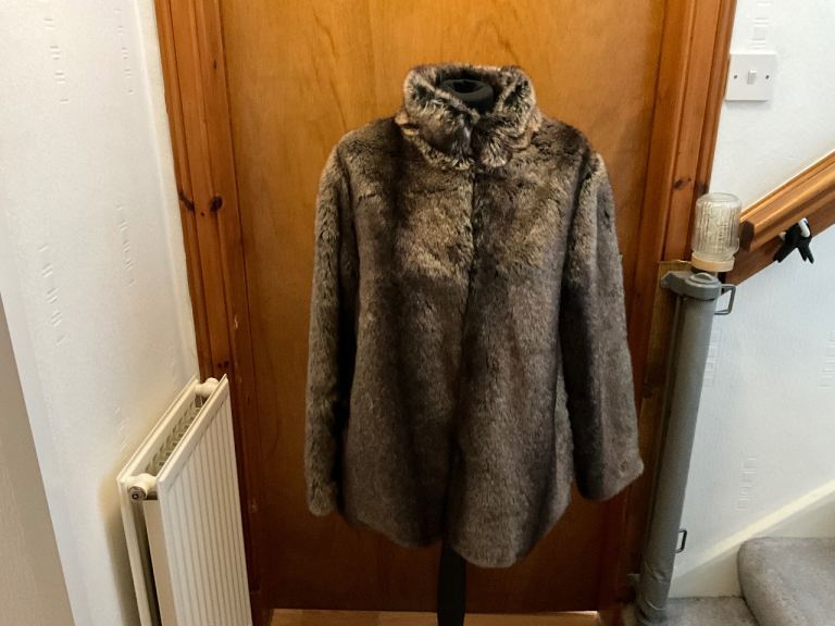 Cotton traders faux fur coat size 14, loose not fitted, in IMMACULATE CLEAN CONDITION thanks 🙏 