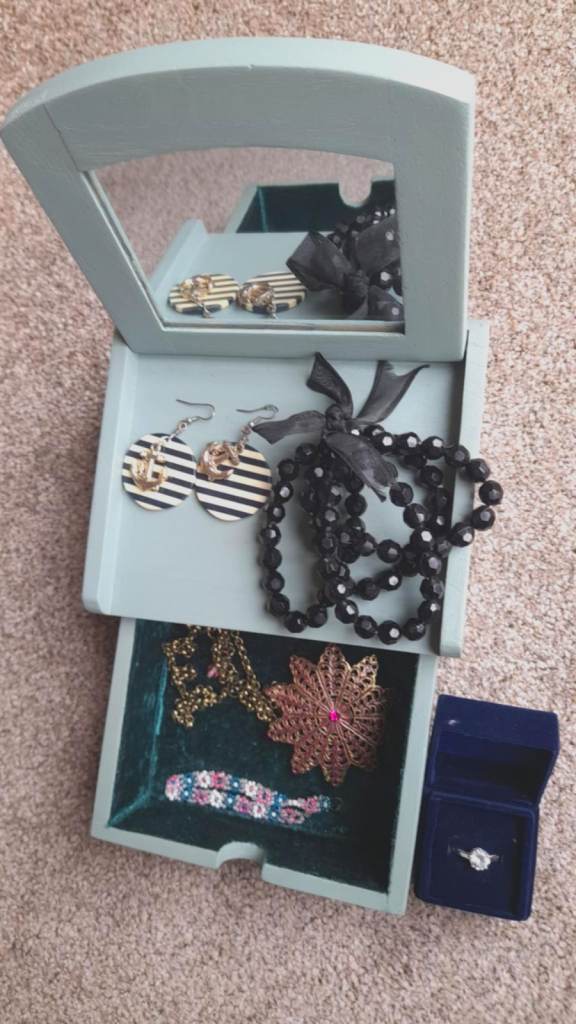 Mirrored jewellery box and contents